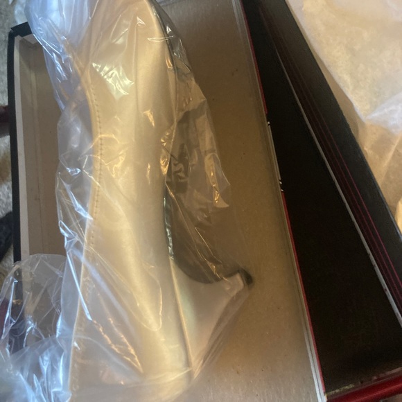 Bridal heels mondolfo brand Satin 👠 Nwt they are white - Picture 2 of 6